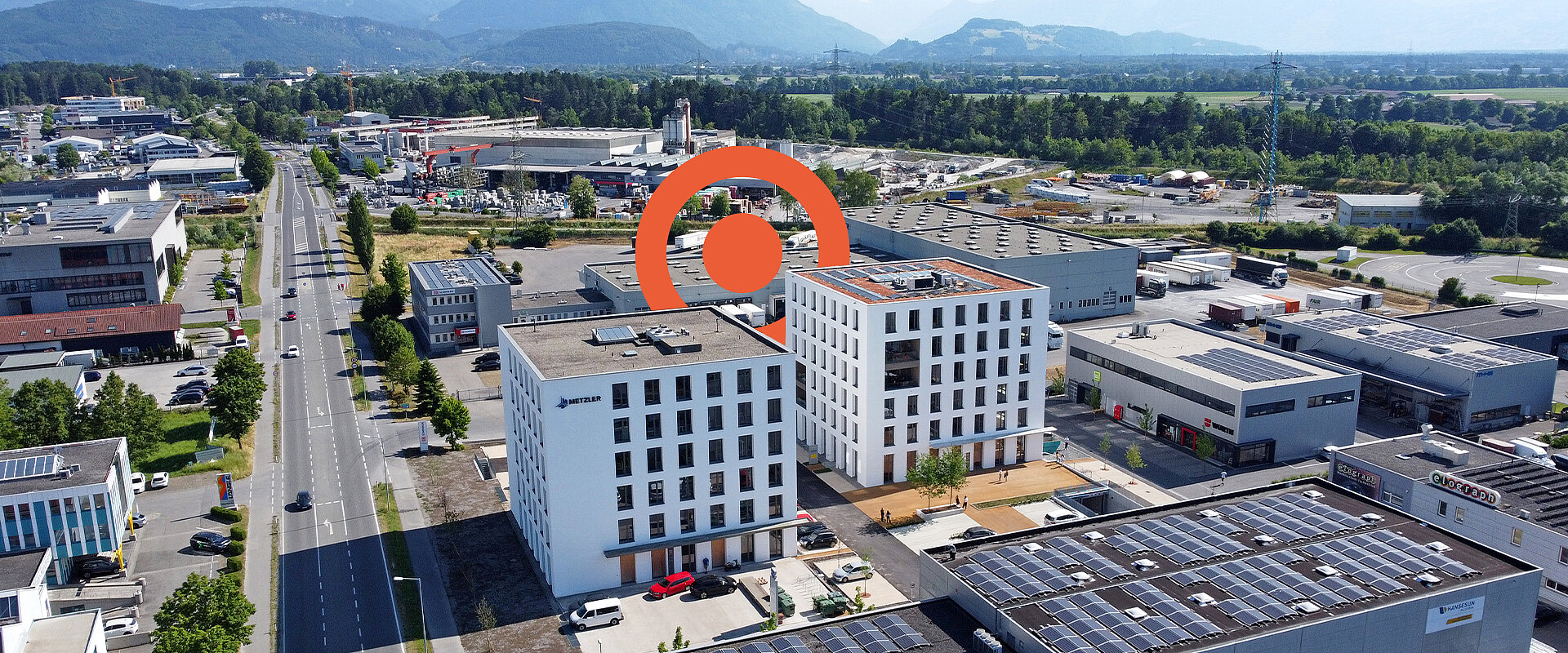 Industriegebiet Interpark FOCUS mit den zwei neuen Gebäuden Interpark FOCUS 38 und 40 mit orangem PRISMA Logo im Hintergrund.